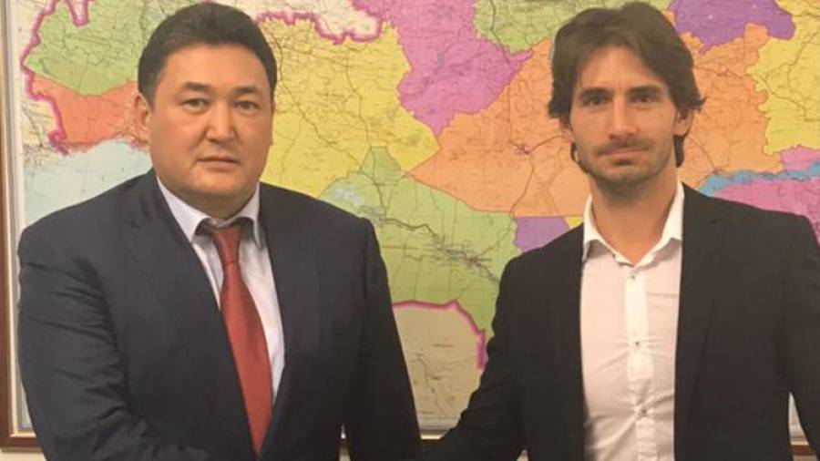 Gerard Nus (32 años) junto con el presidente del FK Irtysh Foto: FK Irtysh