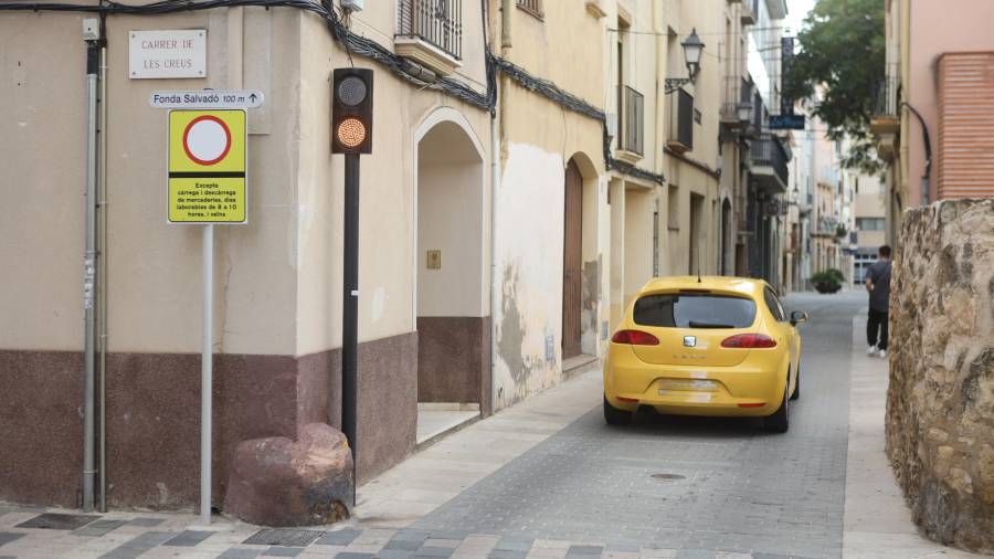 La pilona metálica se baja con un mando, que solo tienen los coches acreditados en la zona. FOTO: Alba Mariné