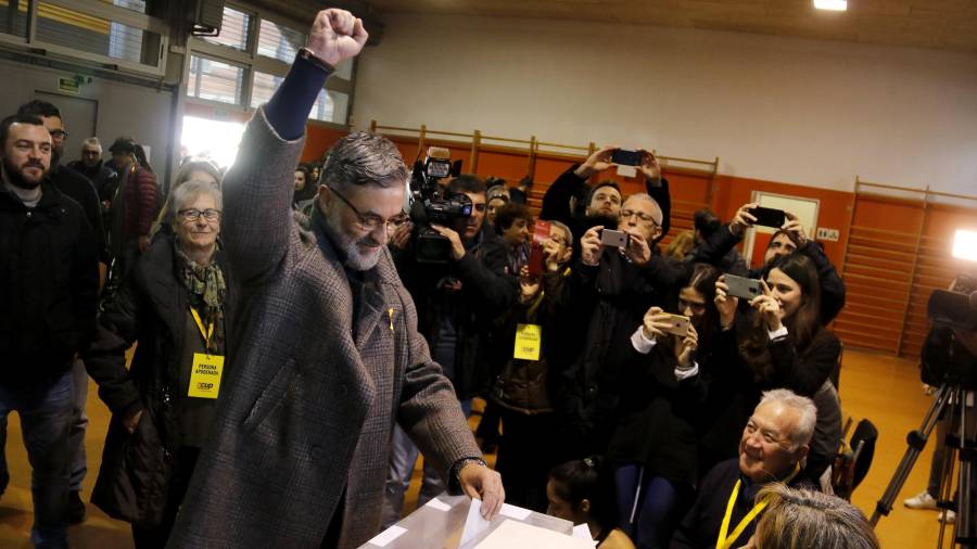El candidat de la CUP, Carles Riera, vota amb el puny alçat, el 21 de desembre de 2017.