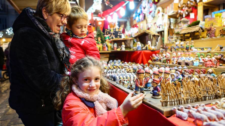 El mercado de motivos navideños del Mercadal atrae las miradas de los más pequeños. FOTO: Alb a mariné