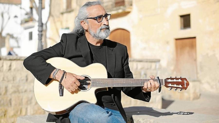 Ernesto González, con su guitarra en Torredembarra. FOTO: Alba Mariné