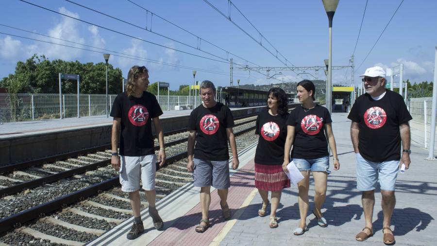 Los miembros de la Plataforma SOS Baix Gaià, ayer en la estación de tren de Altafulla. FOTO: C. Marsiñach