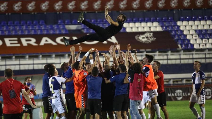 Los jugadores del Sabadell mantean a su entrenador, Antonio Hidalgo. Foto: CE Sabadell