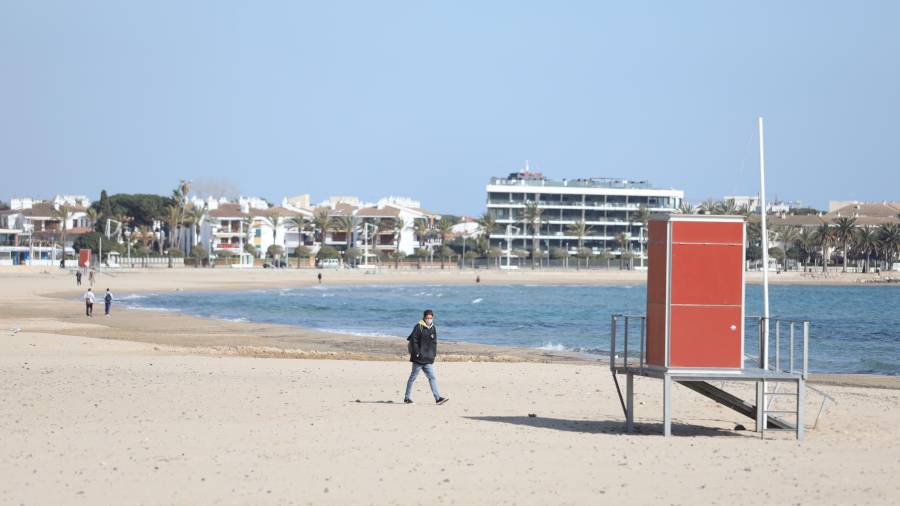Los cambrilenses aprovechan el buen tiempo para pasear por la playa del Regueral. FOTO: ALBA MARINÉ