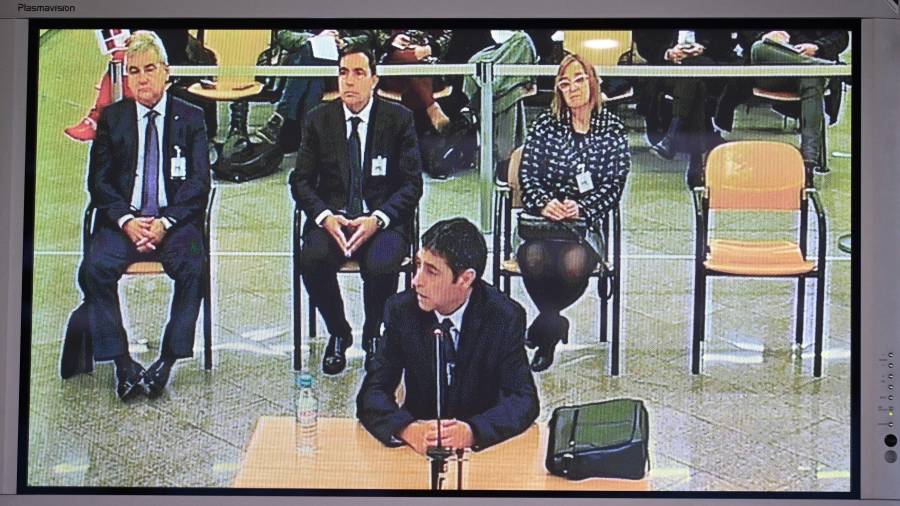 Josep Lluís Trapero, declarando en la Audiencia Nacional. Imagen del monitor en la sala de prensa. FOTO: EFE