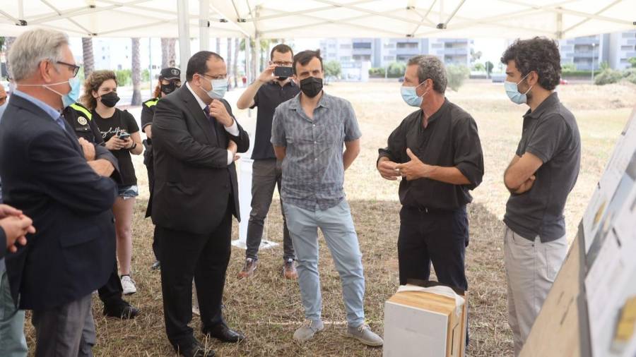 El conseller d'Interior, Joan Ignasi Elena, ha visitat els terrenys on es construirà la comissaria. FOTO: Alba Mariné