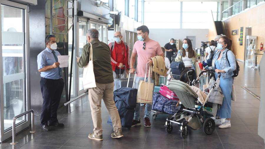 Una imagen de archivo de visitantes en el interior de la terminal del Aeropuerto de Reus, esta temporada de verano. FOTO: ALBA MARINÉFUENTE: AENA