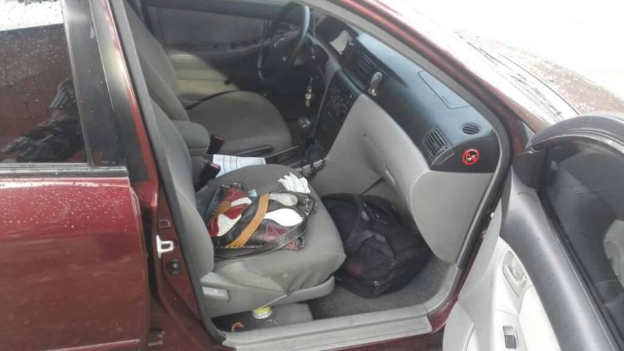 Un segundo ladrón roba los objetos del asiento del copiloto.