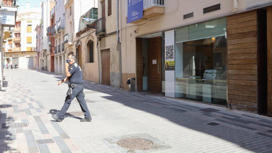La comisaría se encuentra en la parte trasera del Ayuntamiento, en la calle Sant Antoni. FOTO: ALBA MARINÉ