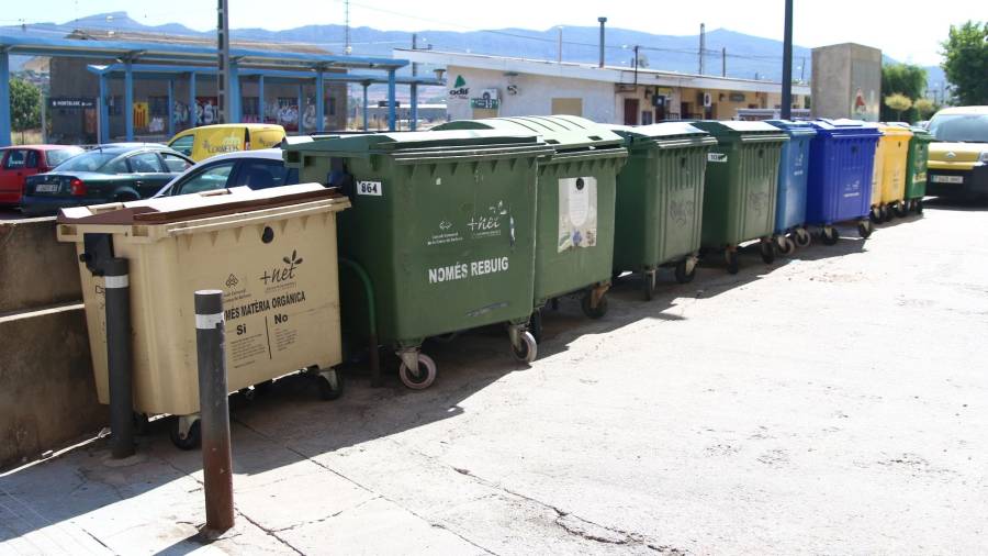 Imatge d’uns contenidors ubicats davant l’estació de trens de Montblanc. foTO: a. t.
