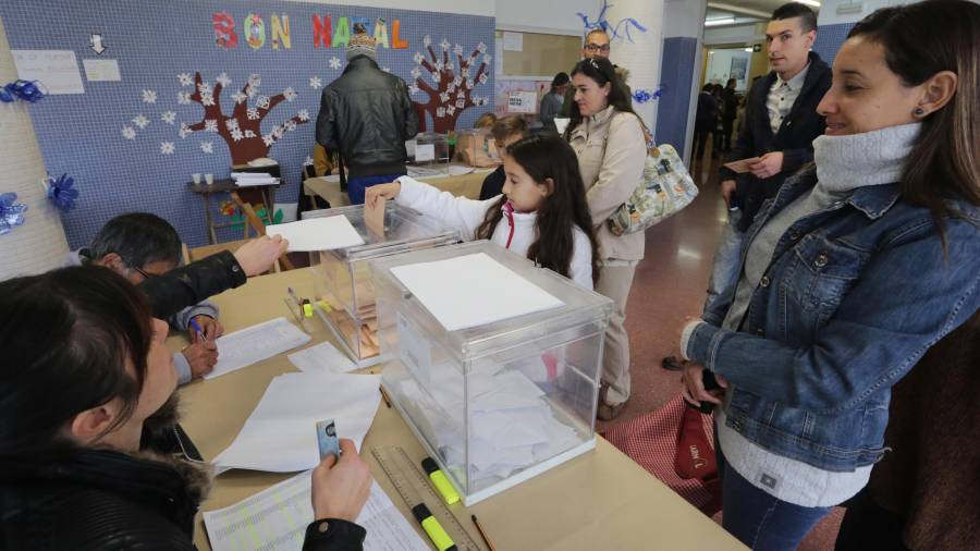 Una votación en un colegio de Tarragona durante unas elecciones generales. Foto: Lluís Milián