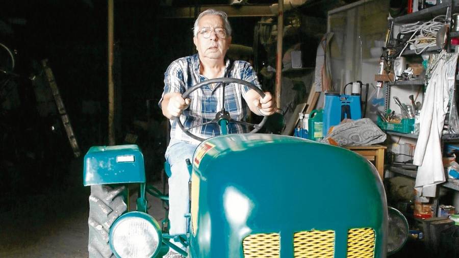 Jordi Rovira ha restaurado esta máquina agrícola en su finca de Torredembarra. FOTO: ALBA MARINÉ