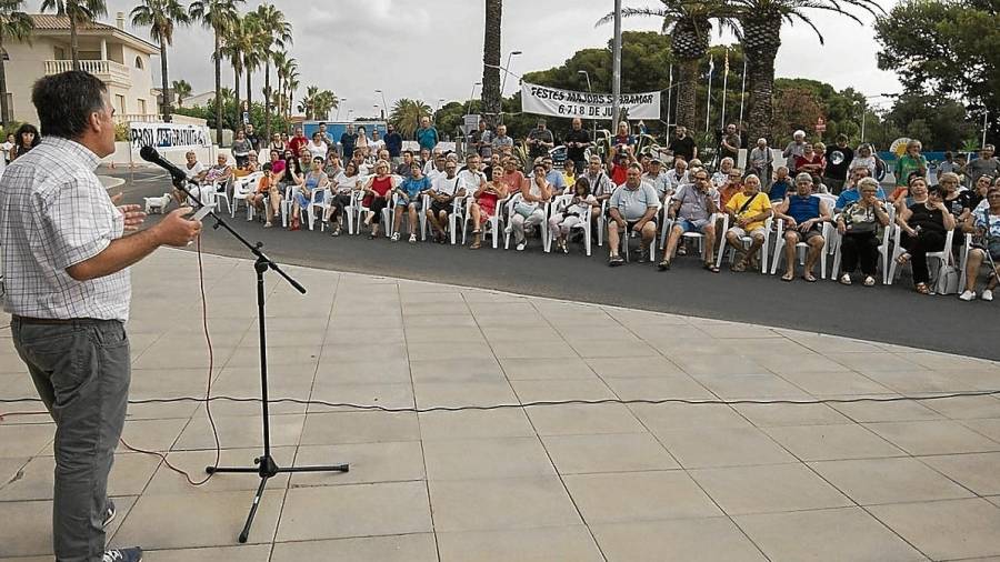 Mario Gianni, propietari del càmping dels Alfacs, ahir dedicant unes paraules. FOTO: Joan Revillas