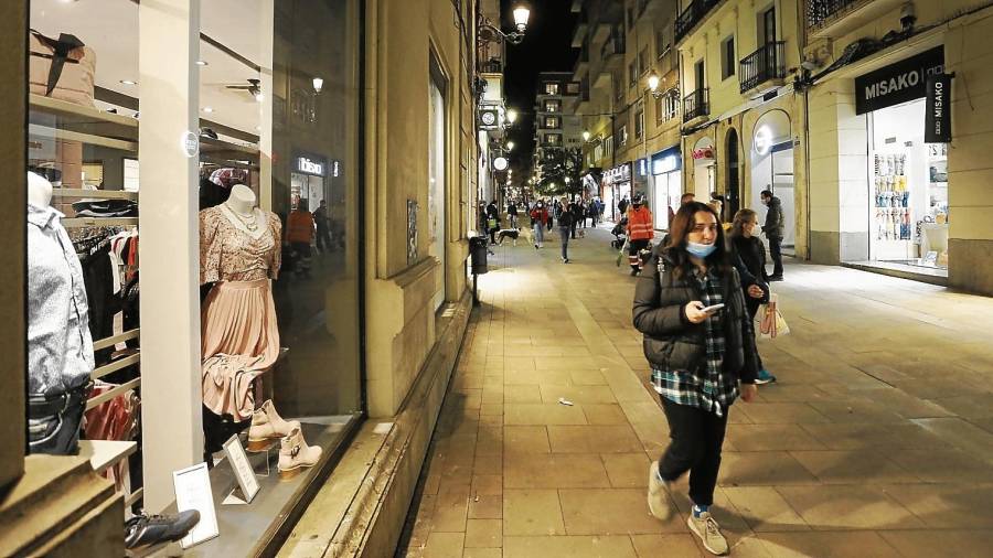 Comercios en la calle Sant Agustí, en el centro de Tarragona. FOTO: PERE FERRÉ