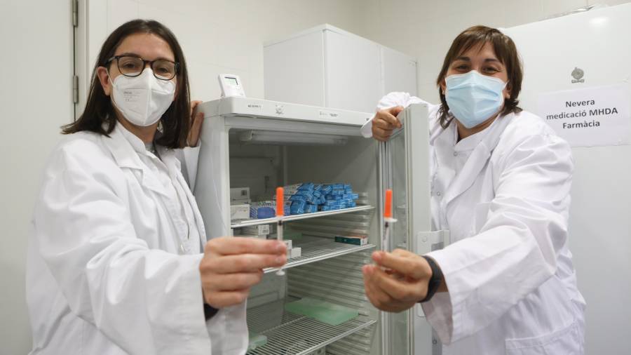 Mònica Grau y Roser Barceló, con jeringas. Son dos de las enfermeras seleccionadas para la vacunación. Foto: Alba Mariné