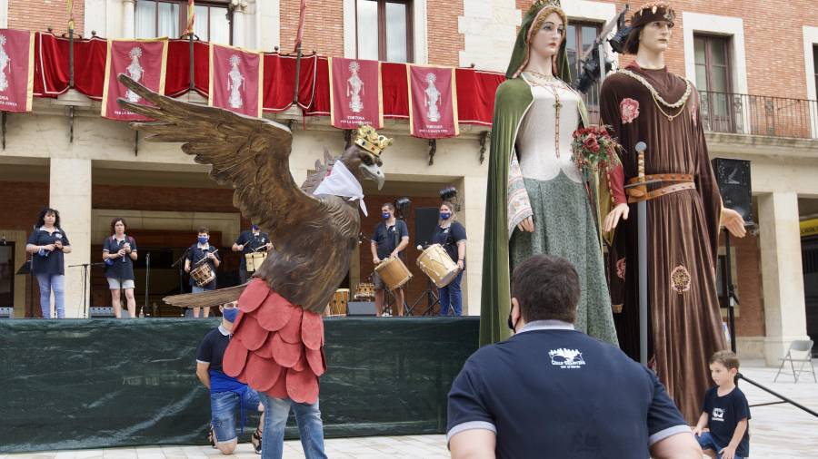 Els gegants Rufo i Rubí i l’Àguila de Tortosa, ahir a la plaça de l’Ajuntament. FOTO: JOAN REVILLAS
