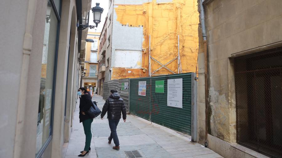 Calle de la Puríssima Concepció de Reus, donde se puede observar la zona en la que se realizan las obras de ampliación. FOTO: ALBA MARINÉ.
