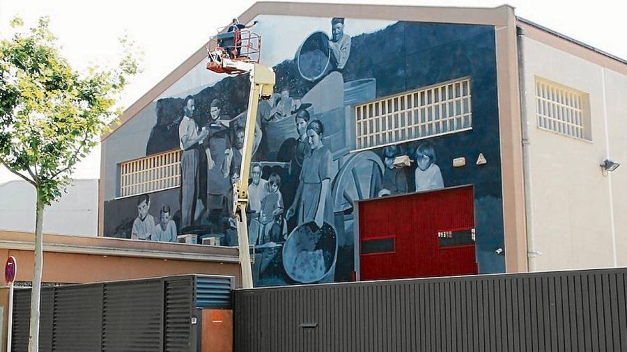 El mural ocupa tota la façana de la fàbrica de Vermuts Miró. FOTO: Cedida