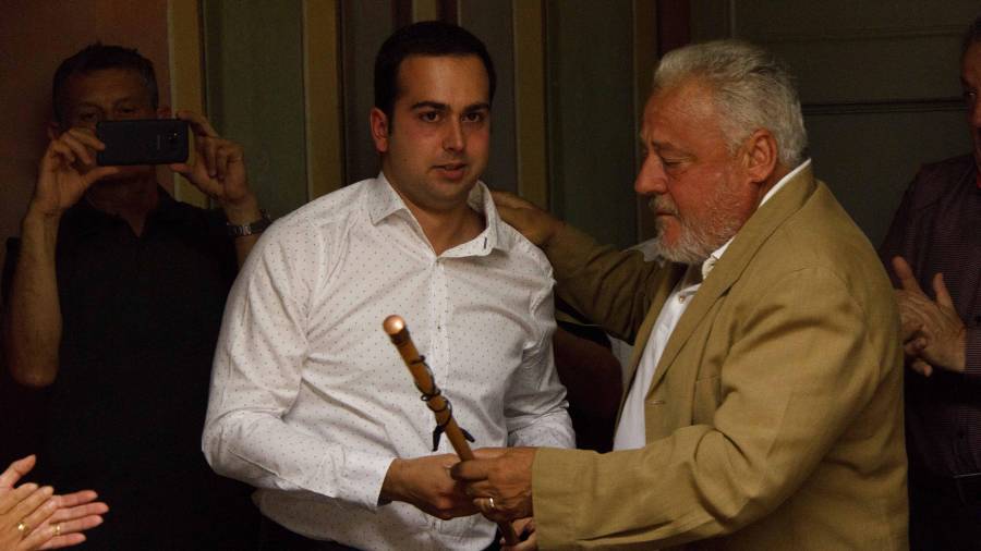 Eloi Calbet rep de mans de Pere Guinovart la vara d'alcalde del Morell. FOTO: Aj. El Morell