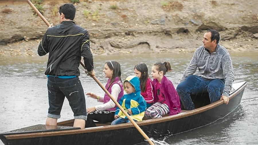 Pujar a les tradicionals barques de perxar fou una de les activitats programades.