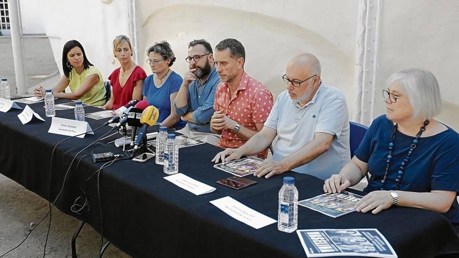 La presentació va comptar ahir amb la presència dels programadors de la Sala Trono de Tarragona i el Teatre Bartrina de Reus i representants dels cinc ajuntaments col·laboradors. FOTO: Pere Ferré