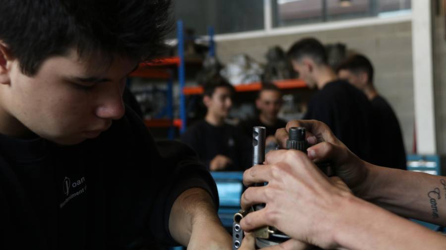 Un grup de nois en un taller de mecànica d’un institut d’FP. FOTO: Elisenda Rosanas
