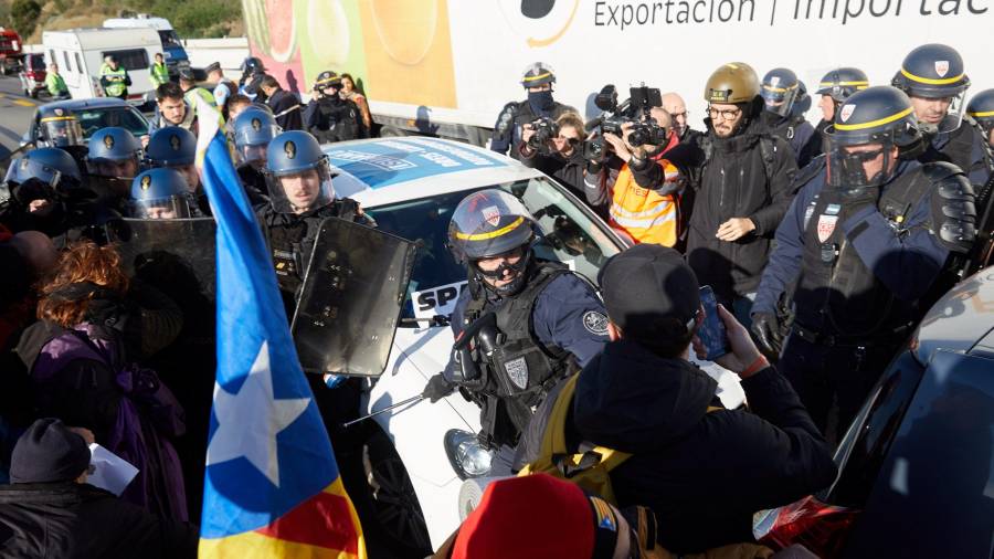 Gendarmes franceses tratan de desbloquear el corte de la autopista que enlaza España y Francia en el paso de Le Perthus (Francia)
