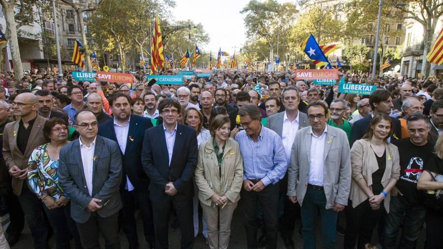 El presidente de la Generalitat, Carles Puigdemont, en la manifestación convocada por la Mesa por la Democracia para pedir la libertad de Jordi Sànchez y Jordi Cuixart. FOTO: EFE