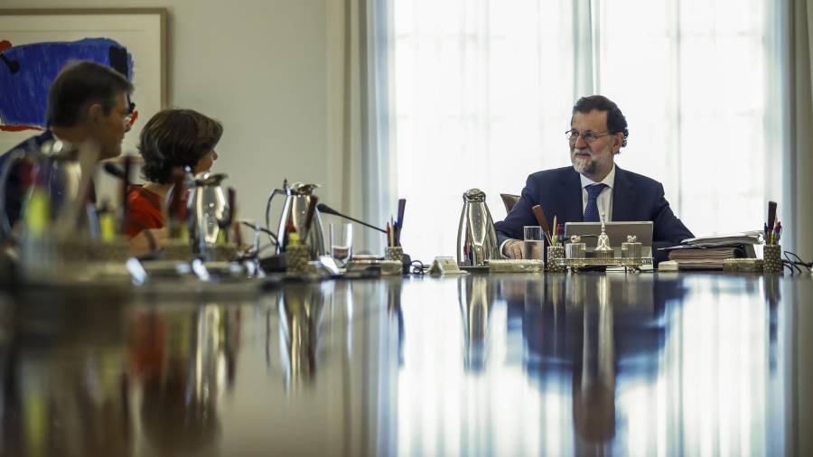 Rajoy amb els seus més directes col·laboradors. EFE