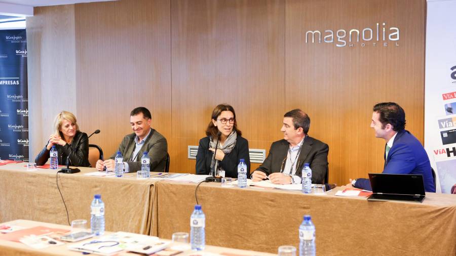 Sonia Balcells, Ángel Arenas, Marta Farrero, Josep Maria Lloret y el moderador del debate, Carlos Díez de la Lastra. FOTO: A. Mariné