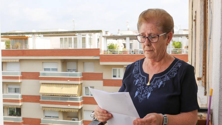 Carmen Girón sujeta los papeles que se presentaron hace cuatro años al Ayuntamiento en forma de reclamación. FOTO: Alba Mariné
