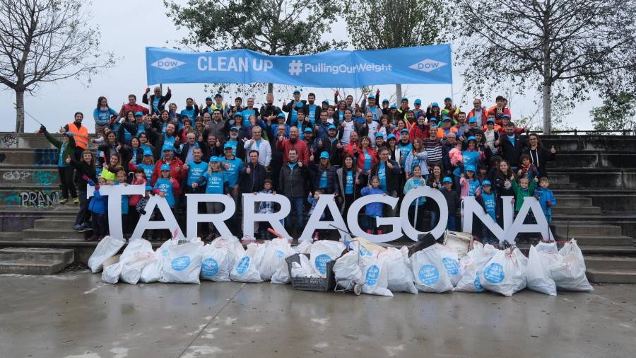 Foto de familia de los voluntarios que participaron en la limpieza de la ribera del río Francolí