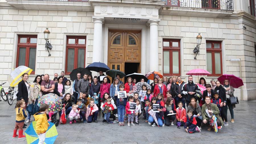 Los padres de la escuela Isabel Besora ya se concentraron a las puertas del Ayuntamiento de Reus. Foto: A.M.