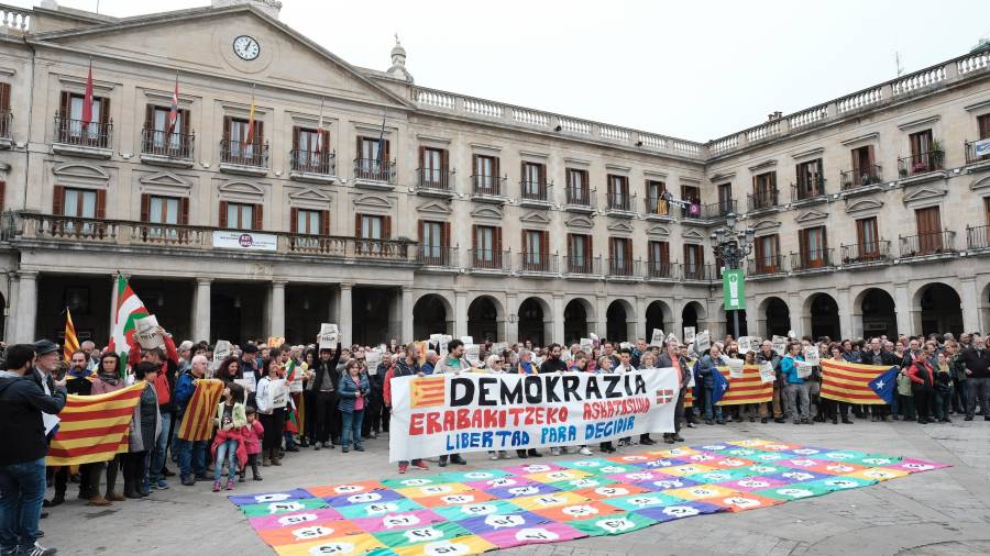 Varios cientos de personas se han concentrado hoy en Vitoria para mostrar su apoyo al referénduM. FOTO: EFE