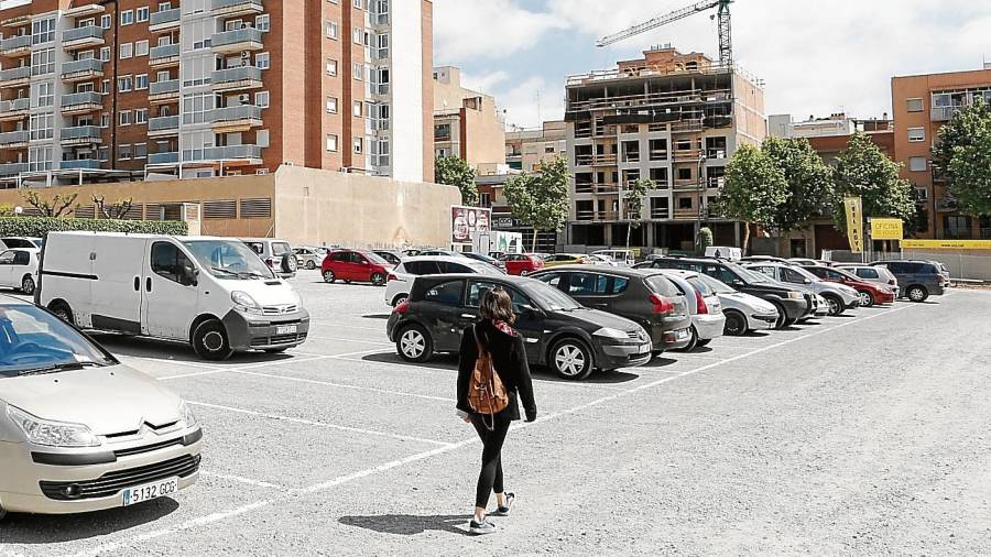 En el solar de la avenida Països Catalans se han habilitado 275 plazas de aparcamiento gratuito. FOTO: Alba Mariné