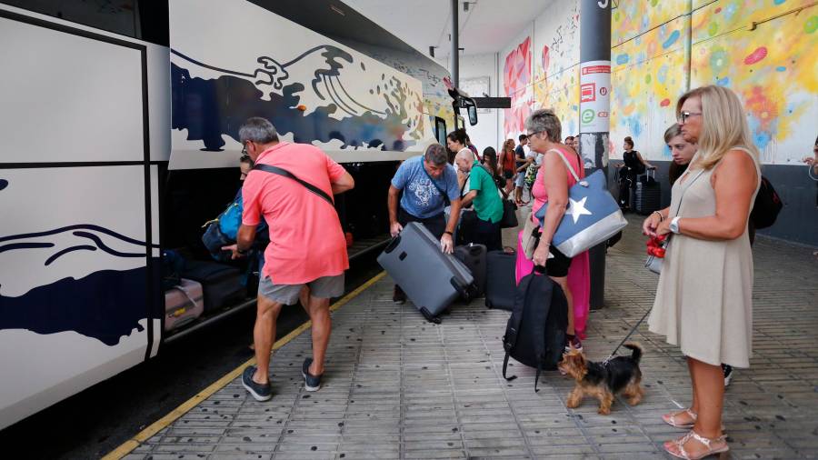 La línea de autobús entre Tarragona y el aeropuerto tiene una importante demanda durante los meses de verano. Foto: Pere Ferré