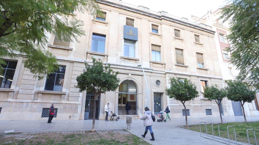 Ayer era el último día que estaba abierta la oficina de Correos de la plaza Llibertat, antes de la reforma. FOTO: Alba Mariné