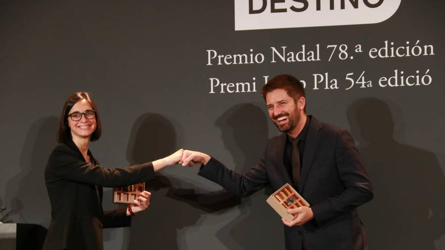 Inés Martín y Toni Cruañes, felices ayer al darse a conocer los premios literarios Nadal y Pla. foto: ACN