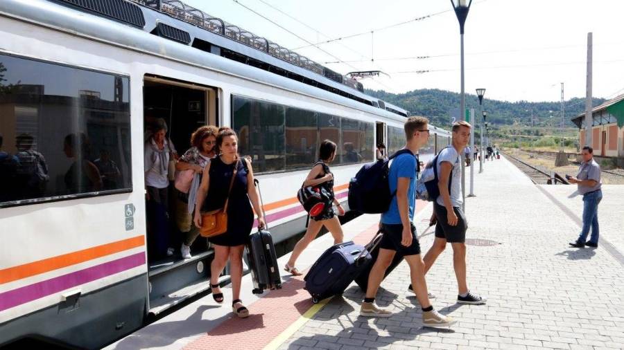 Un grupo de pasajeros, bajando de un tren en la estación Marçà- Falset, a principios de verano. Foto: ACN