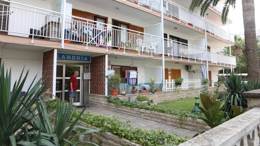 La presunta violación ha pasado en un apartamento turístico de este edificio de la calle Falset. FOTO: Alba Mariné