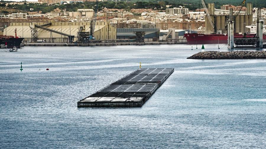 Obras del nuevo muelle de Balears, en el Port de Tarragona, con los cajones colocados. FOTO: ACN