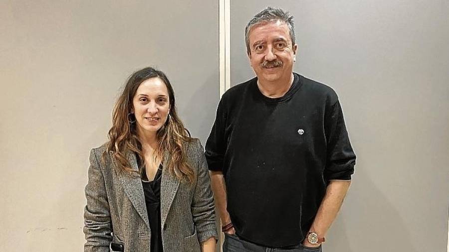 La escritora ebrense Cinta Farnós con el director literario del área de catalán, Joan Riambau, en el Ciutat de Tarragona. Foto: Cedida