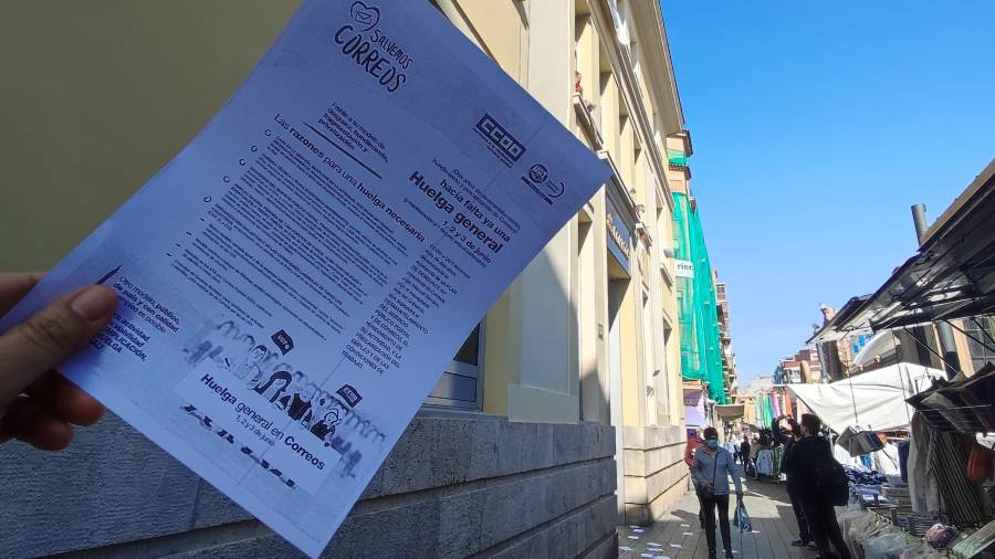 Los trabajadores encerrados lanzaron panfletos explicando los motivos de la protesta. FOTO: N.M.