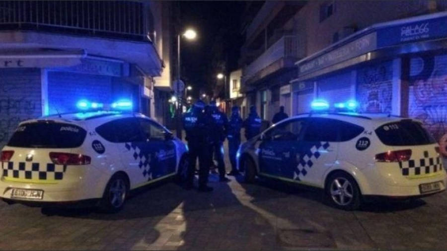 Un control de la Polic&iacute;a Local en la calle Monturiol.