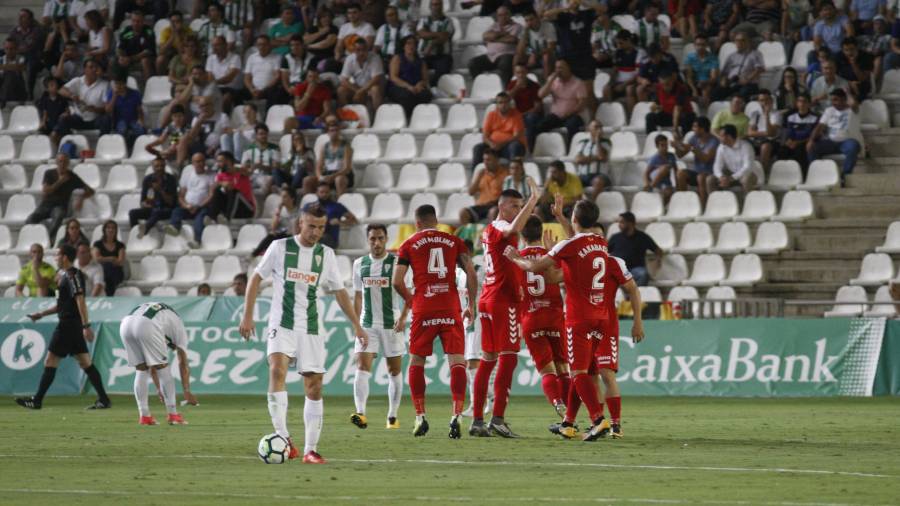 Jugadores del Nàstic, celebrando uno de sus goles. FOTO: Francisco González/Diario de Córdoba