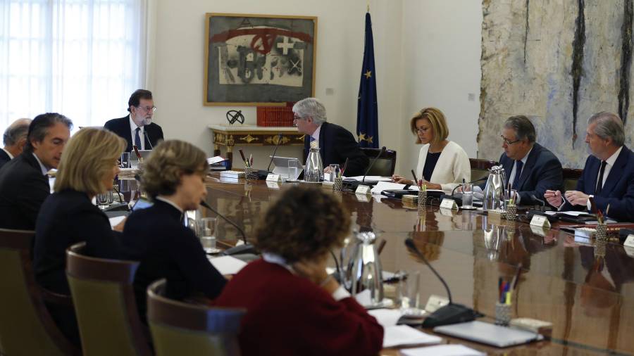 El cap de l'Executiu, Mariano Rajoy (5d), presideix la reunió extraordinària del Consell de Ministres en la qual s'aprovaran les mesures concretes en aplicació de l'article 155. FOTO: EFE