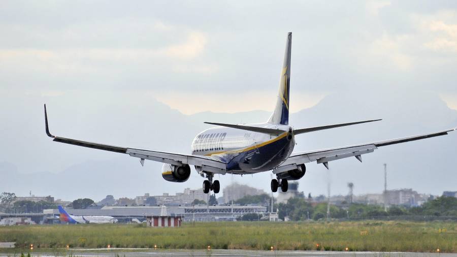 Imagen de archivo de un avión de Ryanair aterrizando en la pista del Aeropuerto de Reus.