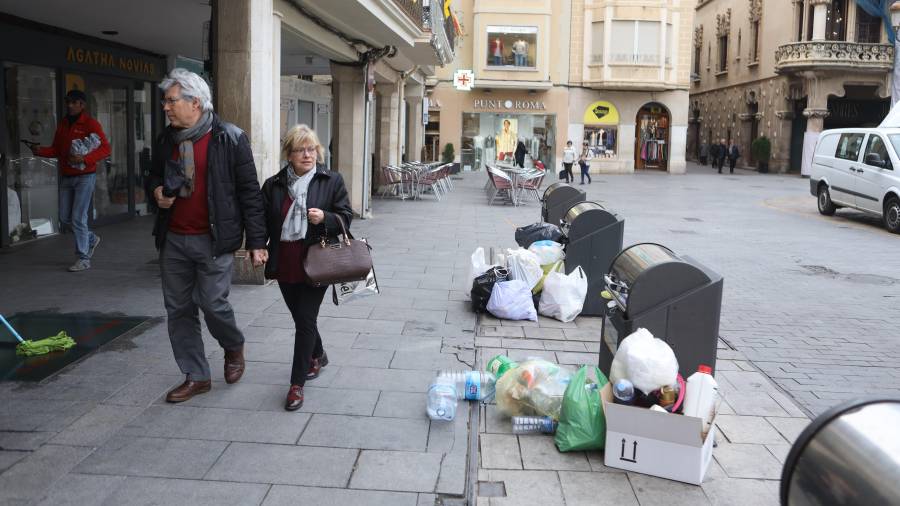 Contenedores de la plaza del Mercadal llenos de basura, esta mañana. FOTO: Alba Mariné