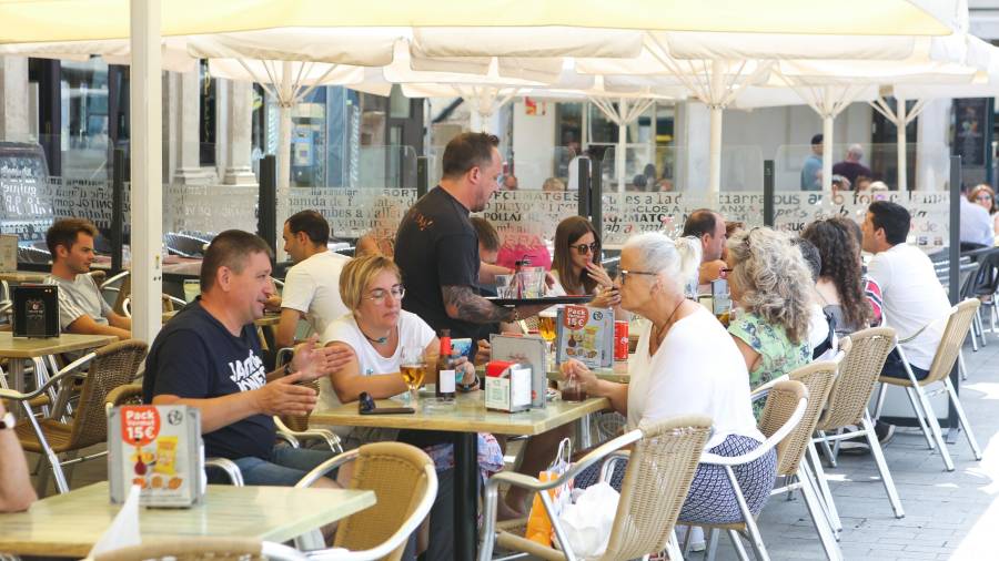 La plaza del Mercadal es el epicentro del sector, donde se acumula un buen número de bares, restaurantes y sus terrazas. FOTO: ALBA MARINÉ
