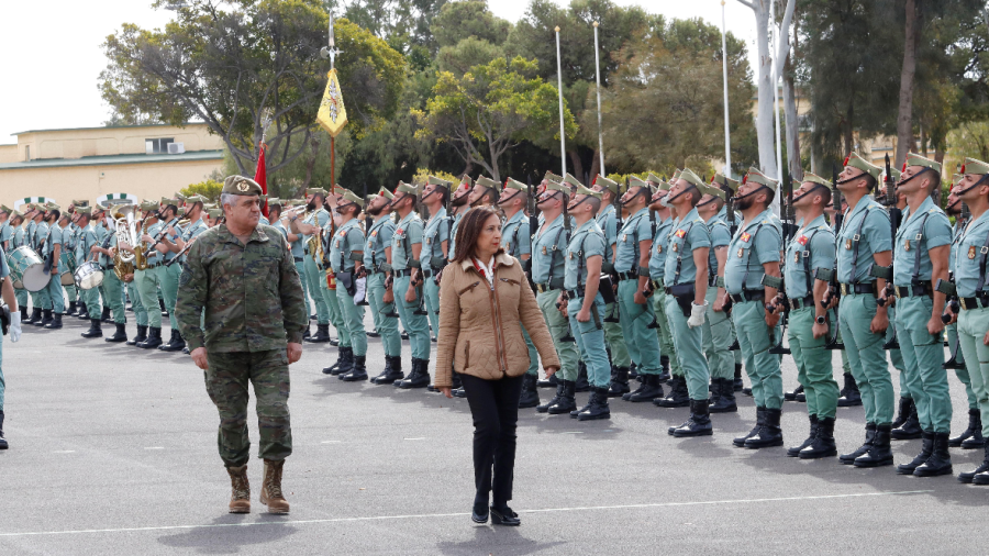 La ministra de Defensa, Margarita Robles, acompañada por el Jefe del Estado Mayor del Ejército de Tierra. FOTO: EFE